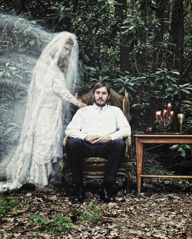 西方人,两个人,夫妻,新郎,坐,摸,竖图,室外,白天,正面,婚纱,爱情,桌面,桌子,苹果,蜡烛,欧洲,欧洲人,抚摸,握,阴影,光线,木制,影子,浪漫,拿,拿着,阳光,酒杯,木制品,恩爱,握着,恋人,猪头,烛炬,魂灵,魂魄,灵魂,男人,男性,年轻男性,年轻女性,女人,女性,白种人,夫妇,情侣,触摸,接触,坐着,彩图,全身,婚礼服,礼服,伴侣