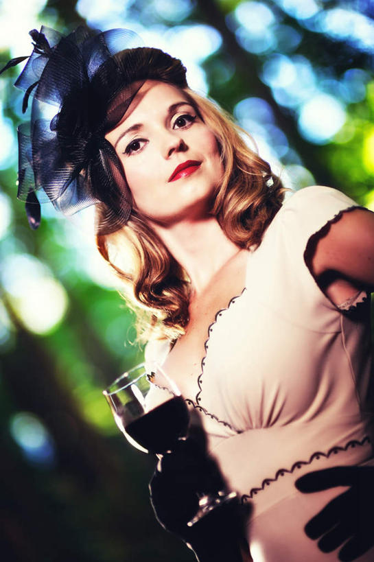 葡萄酒,笑,微笑,竖图,室外,白天,正面,复古,树林,植物,杯子,帽子,握,装饰,陈旧,光影,酒类,古典,拿,拿着,礼帽,光点,玻璃制品,酒,树,树木,饮料,绿色,黑色,自然,手套,水杯,温暖,握着,生长,成长,保暖,华丽,点缀,御寒,衬托,美观,雅致,雅观,玻璃杯,半身,彩图