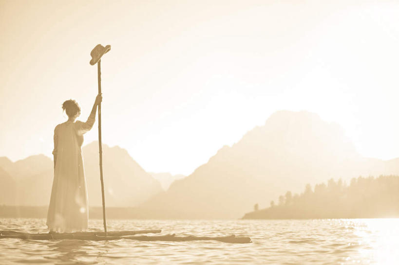 西方人,一个人,站,横图,室外,白天,湖,湖泊,山,山脉,水,欧洲,欧洲人,仅一个年轻女性,仅一个女性,仅一个人,一排,阴影,波纹,竹制,服装,整齐,编织,光线,影子,竹排,湖面,山峰,水流,水面,运输工具,山峦,休闲装,竹筏,排列,背面,衣服,水纹,天空,阳光,黄昏,交通工具,波浪,湖水,群山,天,站着,休闲,休闲服,服饰,竹条,竹制品,队列,载具,薄暮,水上交通工具,年轻女性,女人,女性,白种人,站立,彩图,全身,傍晚