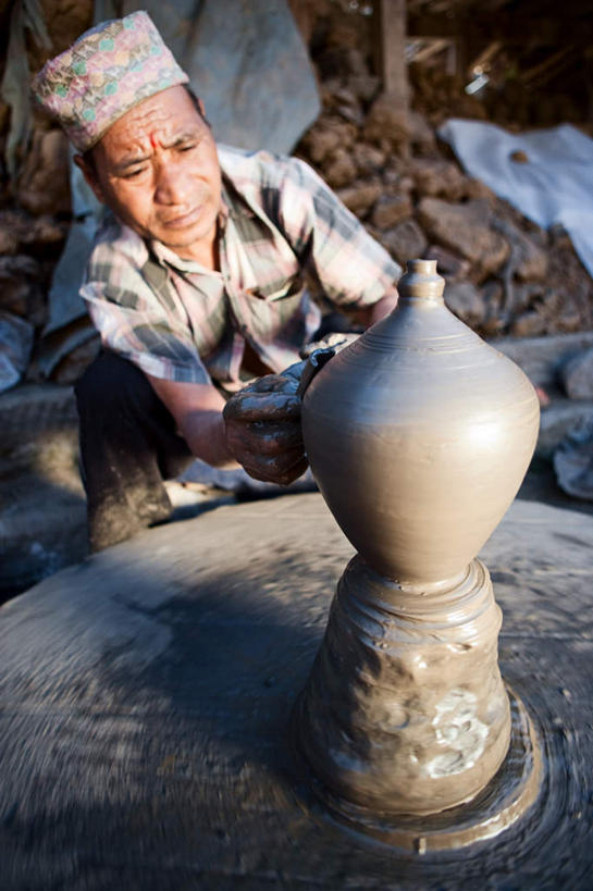 西方人,一个人,蹲,竖图,室内,白天,正面,欧洲,欧洲人,仅一个男性,仅一个人,仅一个中年男性,制作,阴影,破旧,陈旧,光线,影子,陶瓷,陶瓷制品,凌乱,旋转,阳光,混乱,纷乱,缭乱,庞杂,男人,男性,中年男性,白种人,蹲着,彩图,全身