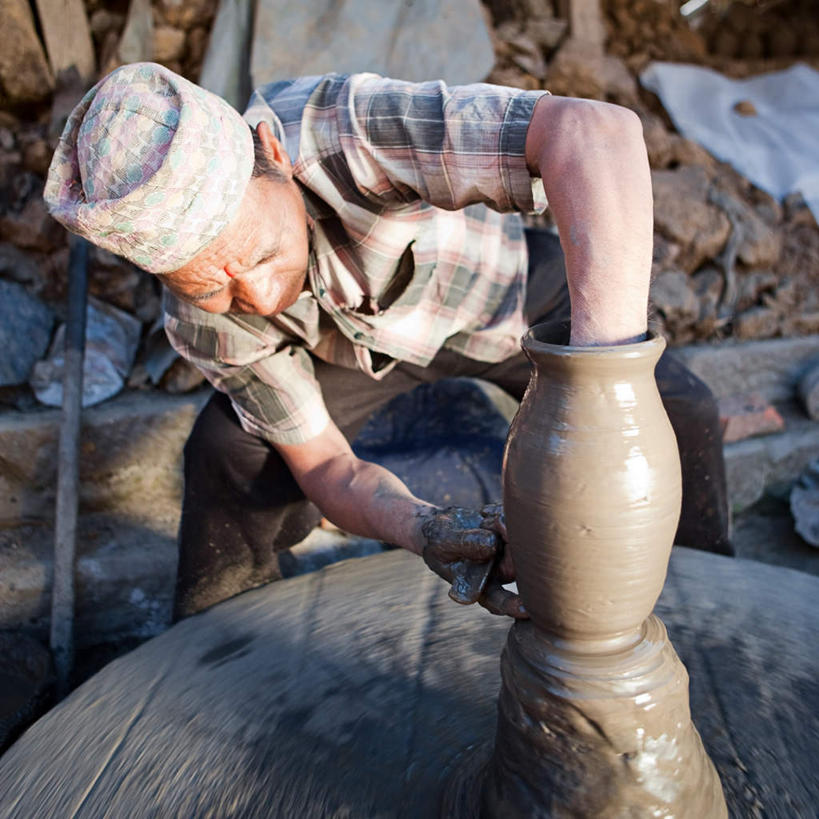 西方人,一个人,蹲,方图,室内,白天,正面,欧洲,欧洲人,仅一个男性,仅一个人,仅一个中年男性,制作,阴影,破旧,陈旧,光线,影子,陶瓷,陶瓷制品,凌乱,旋转,阳光,混乱,纷乱,缭乱,庞杂,男人,男性,中年男性,白种人,蹲着,彩图,全身