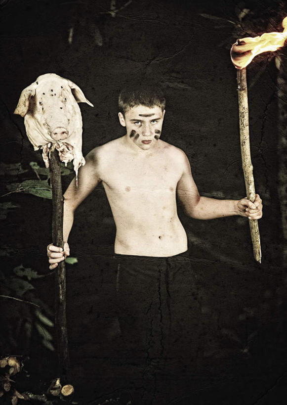 西方人,儿童,一个人,站,竖图,室内,特写,白天,正面,纯洁,热情,火,欧洲,欧洲人,仅一个男性,仅一个人,握,黑色背景,火焰,木板,燃烧,拿,拿着,注视,小孩,观察,看,站着,仅一个小孩,可爱,童年,童趣,握着,摄影,影棚,观看,察看,关注,猪头,童真,烂漫,无邪,天真,男孩,男人,男性,白种人,孩子,站立,半身,彩图,影棚拍摄,拍摄,男生