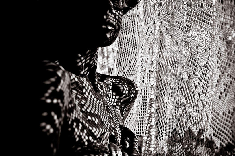 西方人,一个人,站,摸,横图,黑白,室内,白天,正面,窗帘,欧洲,欧洲人,仅一个年轻女性,仅一个女性,仅一个人,抚摸,装饰,扭头,注视,裸露,观察,看,站着,转头,抱胸,观看,华丽,修饰,点缀,察看,关注,裸,衬托,美观,雅致,雅观,年轻女性,女人,女性,白种人,触摸,接触,站立,半身