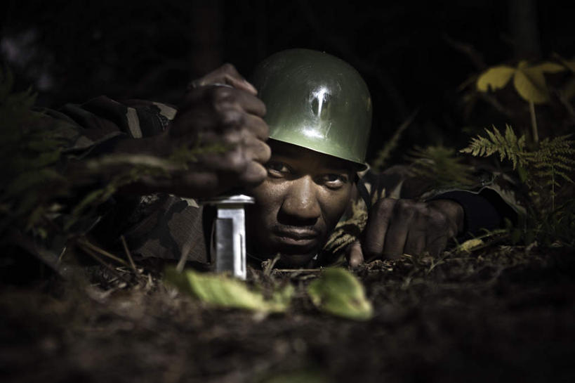 西方人,一个人,横图,室外,夜晚,正面,制服,竞争,植物,欧洲,非洲,黑人,欧洲人,仅一个男性,仅一个人,对抗,握,冲突,枝条,刀具,拿,拿着,破坏,树,树木,树枝,仅一个年轻男性,衣服,刀,武器,战争,握着,军人,损坏,军装,攻击,威胁,对立,矛盾,兵器,军服,潜伏,防御,敌对,挫败,斗争,抗拒,抗衡,凶器,杀伤,威慑,埋伏,虬枝,枝杈,危险,男人,男性,年轻男性,非洲人,半身,彩图,匕首