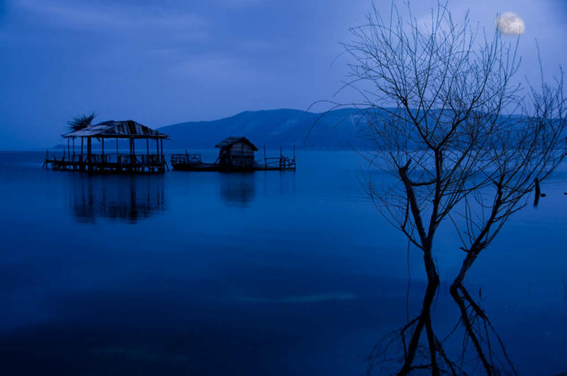 无人,家,木屋,横图,室外,白天,正面,旅游,度假,湖,湖泊,美景,山,山脉,水,植物,一棵,一座,吊挂,悬挂,平静,湖面,景观,山峰,水流,水面,月亮,枝条,山峦,月光,挂,娱乐,住宅,树,树木,树枝,蓝色,倒影,蓝天,天空,自然,湖水,群山,天,享受,休闲,景色,放松,宁静,明亮,倒映,矗立,自然风光,耸立,皎洁,挺立,反照,虬枝,枝杈,彩图,茅舍,茅屋,棚屋,小木屋,小屋,一轮