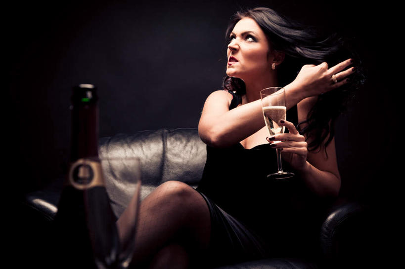 西方人,一个人,坐,举,横图,室内,白天,正面,杯子,欧洲,欧洲人,仅一个年轻女性,仅一个女性,仅一个人,握,服装,生气,高脚杯,拿,红酒瓶,拿着,休闲装,玻璃制品,酒瓶,衣服,玻璃瓶,酒杯,瓶子,托,休闲,休闲服,握着,愤怒,服饰,挥动,挥舞,发怒,情绪,脾气,香槟杯,忿怒,怨恨,强烈,摆荡,激动,年轻女性,女人,女性,白种人,卷发,玻璃杯,举起,举手,举着,向上举,向上伸,向上托,坐着,半身,彩图