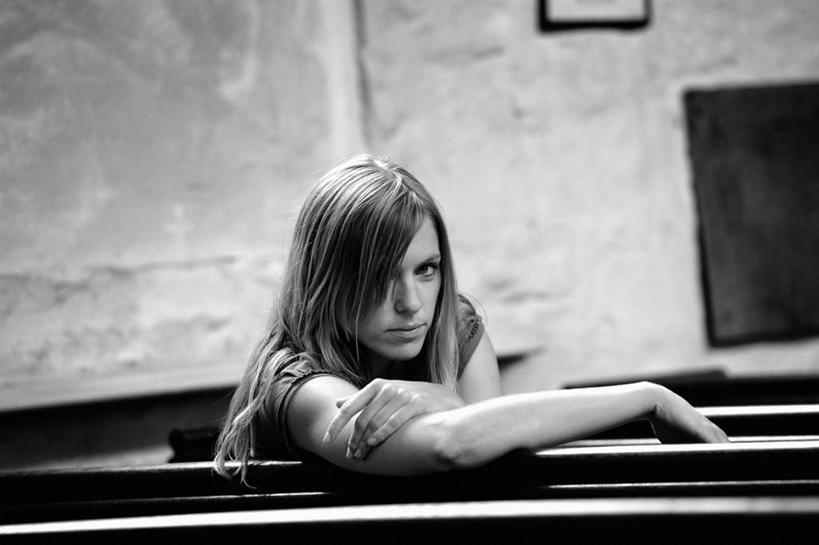 西方人,一个人,学校,教学楼,横图,黑白,室内,白天,正面,椅子,欧洲,欧洲人,仅一个年轻女性,仅一个女性,仅一个人,一排,许多,整齐,木椅,注视,校园,排列,观察,看,趴着,教室,美女,观看,察看,队列,关注,玉人,年轻女性,女人,女性,白种人,趴,半身,教学大楼