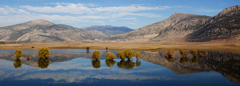 无人,横图,室外,白天,正面,旅游,度假,湖,湖泊,美景,山,山脉,树林,水,植物,土耳其,亚洲,阴影,反射,影子,湖面,景观,山峰,水流,水面,云,云朵,云彩,娱乐,树,树木,蓝色,绿色,白云,倒影,蓝天,天空,自然,湖水,群山,天,享受,休闲,景色,放松,生长,晴朗,成长,倒映,自然风光,西亚,反照,安塔利亚省,晴空,彩图,土耳其共和国