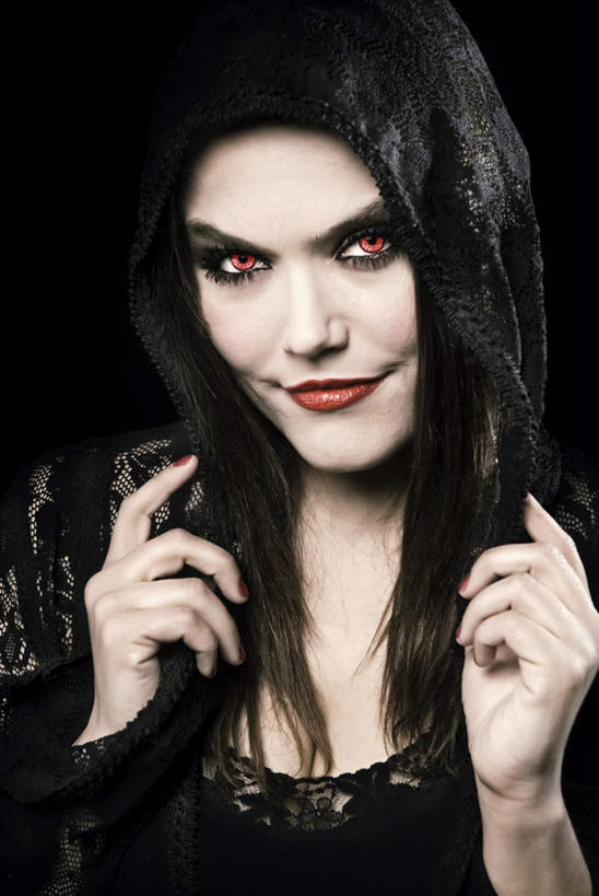 西方人,脸,头,脸颊,一个人,模特,站,竖图,室内,白天,正面,欧洲,欧洲人,仅一个年轻女性,仅一个女性,仅一个人,黑色背景,注视,观察,看,站着,摄影,影棚,观看,察看,关注,邪恶,罪恶,险恶,年轻女性,女人,女性,白种人,头部,脸部,脸蛋,面部,模特儿,站立,半身,彩图,影棚拍摄,拍摄