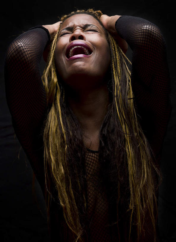 西方人,一个人,闭眼,竖图,室内,白天,正面,欧洲,非洲,黑人,欧洲人,仅一个女性,仅一个人,抱头,黑色背景,服装,休闲装,衣服,张嘴,仅一个中年女性,休闲,休闲服,摄影,服饰,影棚,张大嘴巴,捧首,捧头,抽泣,堕泪,呜咽,饮泣,女人,女性,中年女性,非洲人,长发,张开嘴,闭眼睛,闭着眼,闭着眼睛,抬头,仰头,半身,彩图,影棚拍摄,哭泣,啼哭,拍摄
