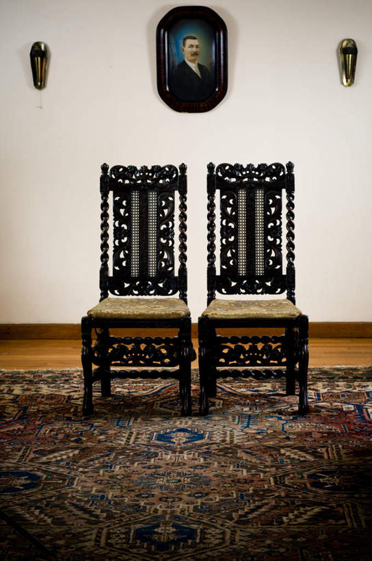 竖图,室内,白天,正面,地毯,房间,家具,椅子,相框,两张,一排,吊挂,悬挂,花纹,整齐,并列,并排,图案,木椅,墙,挂,墙壁,墙面,排列,队列,平行,彩图,全身