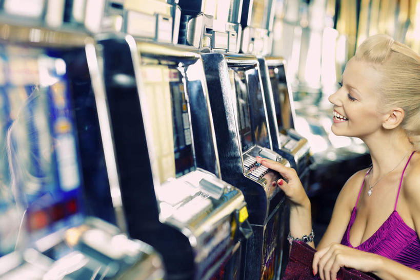 西方人,一个人,站,笑,微笑,露齿笑,横图,室内,白天,侧面,游戏,赌博,贪欲,竞争,欧洲,欧洲人,仅一个年轻女性,仅一个女性,仅一个人,阴影,服装,光线,影子,玩,注视,休闲装,娱乐,刺激,衣服,阳光,观察,看,站着,休闲,休闲服,赌场,服饰,观看,活动,察看,发泄,关注,消遣,智力,老虎机,博彩,投机,侥幸,欲望,宣泄,年轻女性,女人,女性,白种人,玩耍,嬉戏,站立,半身,彩图,胜负,输赢,娱乐场