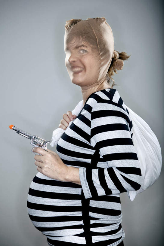 西方人,孕妇,脸,头,脸颊,手,一个人,站,笑,微笑,露齿笑,竖图,室内,特写,白天,侧面,购物,消费,袋子,欧洲,欧洲人,仅一个女性,仅一个人,抢,握,灰色背景,服装,包装袋,手提袋,购物袋,拿,拿着,注视,休闲装,袜子,衣服,观察,看,站着,仅一个中年女性,休闲,怀孕,手部,休闲服,握着,金融,摄影,服饰,影棚,观看,丝袜,察看,待产,购买,关注,贸易,妊娠,准妈妈,女人,女性,中年女性,白种人,头部,脸部,脸蛋,面部,产妇,站立,半身,彩图,影棚拍摄,拍摄