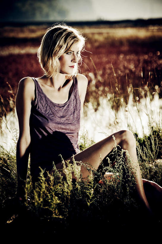 西方人,头发,一个人,坐,竖图,室外,白天,正面,草地,草坪,植物,欧洲,欧洲人,仅一个年轻女性,仅一个女性,仅一个人,阴影,服装,朦胧,模糊,反射,影子,注视,休闲装,草,衣服,绿色,观察,看,休闲,休闲服,金色,忧伤,服饰,观看,察看,郁闷,关注,忧郁,担心,年轻女性,女人,女性,白种人,坐着,半身,彩图