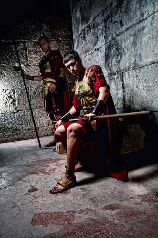 西方人,两个人,站,坐,竖图,室内,白天,正面,民族服装,欧洲,欧洲人,握,服装,墙,古典,拿,拿着,扭头,文化,传统,墙壁,墙面,衣服,站着,转头,握着,服饰,古装,韵味,男人,男性,年轻男性,白种人,站立,坐着,彩图,全身,传统服装,民俗服