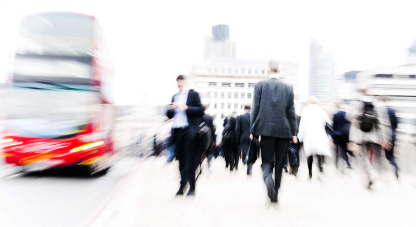 西方人,走,横图,室外,白天,正面,公共汽车,欧洲,欧洲人,一辆,朦胧,模糊,巴士,公交车,许多人,注视,双层巴士,车,蓝色,蓝天,天空,交通工具,天,观察,看,一群人,晴朗,观看,察看,关注,载具,万里无云,双层公共汽车,白种人,晴空,晴空万里,步行,散步,走路,彩图,全身