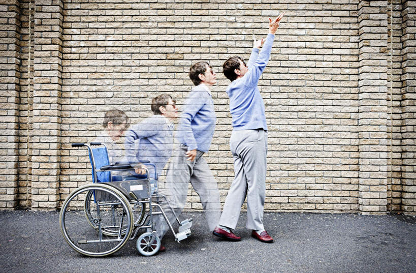 西方人,一个人,无人,站,坐,举,横图,插画,室内,白天,正面,数码,科技,欧洲,欧洲人,仅一个女性,仅一个人,阴影,网络,工具,眼镜,墙,高光,几何,计算机图形,合成,图画,墙壁,墙面,画,轮椅,复健,托,站着,康复,器械,仅一个老年女性,连续,电脑合成图,数码合成图,医疗设备,医疗器械,医疗工具,漫画,近视眼镜,写实,具体,具象,辅助设备,持续,继续,接连,陆续,延续,一连,老年女性,女人,女性,白种人,举起,举手,举着,向上举,向上伸,向上托,站立,坐着,彩图,全身