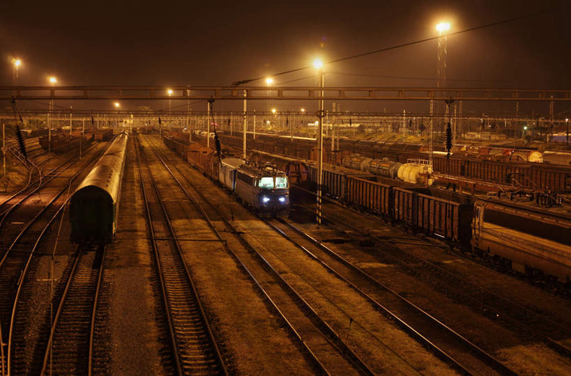 无人,横图,室外,夜晚,正面,度假,美景,城市风光,城市,路,路灯,铁路,夜景,火车,照明,三辆,一排,整齐,景观,灯光,轨道,交通,铁轨,娱乐,车,灯,排列,交通工具,享受,休闲,景色,放松,运输,照亮,照明设备,队列,载具,彩图