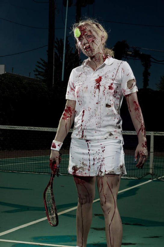 西方人,一个人,站,竖图,室内,白天,正面,裙子,网球,欧洲,欧洲人,仅一个年轻女性,仅一个女性,仅一个人,连衣裙,网球拍,球拍,网球装备,注视,运动器械,观察,看,站着,健身器械,血液,观看,察看,关注,健身器材,网球运动,年轻女性,女人,女性,白种人,站立,半身,彩图,运动器材