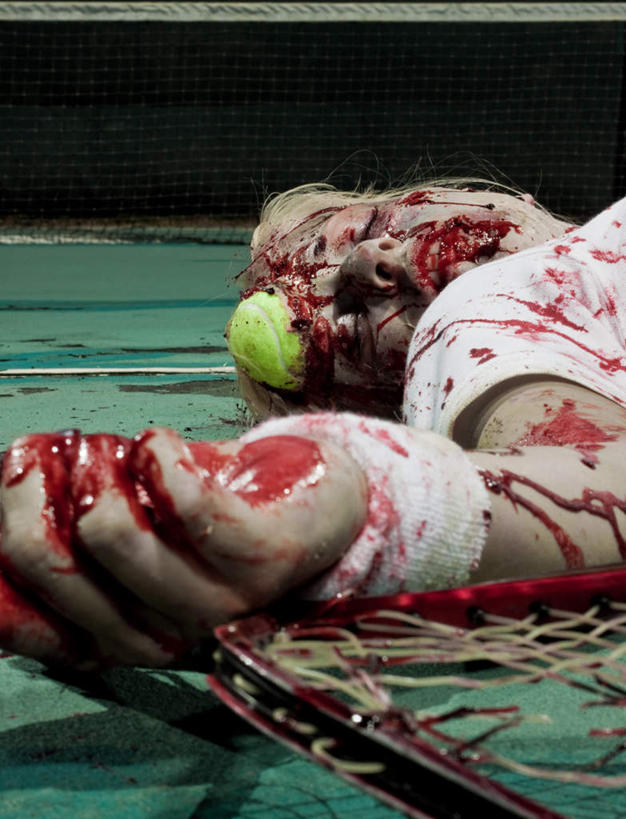 西方人,一个人,躺,闭眼,竖图,室内,白天,正面,裙子,网球,欧洲,欧洲人,仅一个年轻女性,仅一个女性,仅一个人,连衣裙,网球拍,球拍,网球装备,运动器械,健身器械,血液,健身器材,网球运动,年轻女性,女人,女性,白种人,闭眼睛,闭着眼,闭着眼睛,躺着,半身,彩图,运动器材