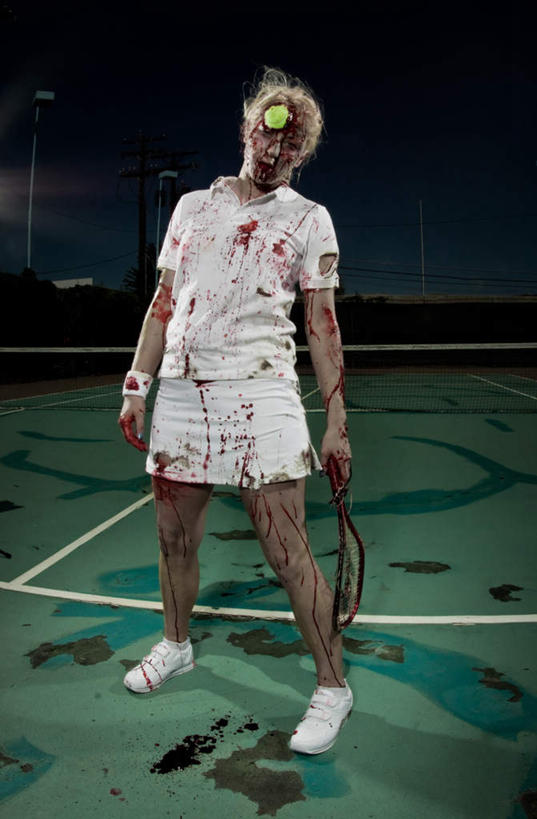 西方人,一个人,躺,闭眼,竖图,室内,白天,正面,裙子,网球,欧洲,欧洲人,仅一个年轻女性,仅一个女性,仅一个人,连衣裙,网球拍,球拍,网球装备,运动器械,健身器械,血液,健身器材,网球运动,年轻女性,女人,女性,白种人,闭眼睛,闭着眼,闭着眼睛,躺着,半身,彩图,运动器材