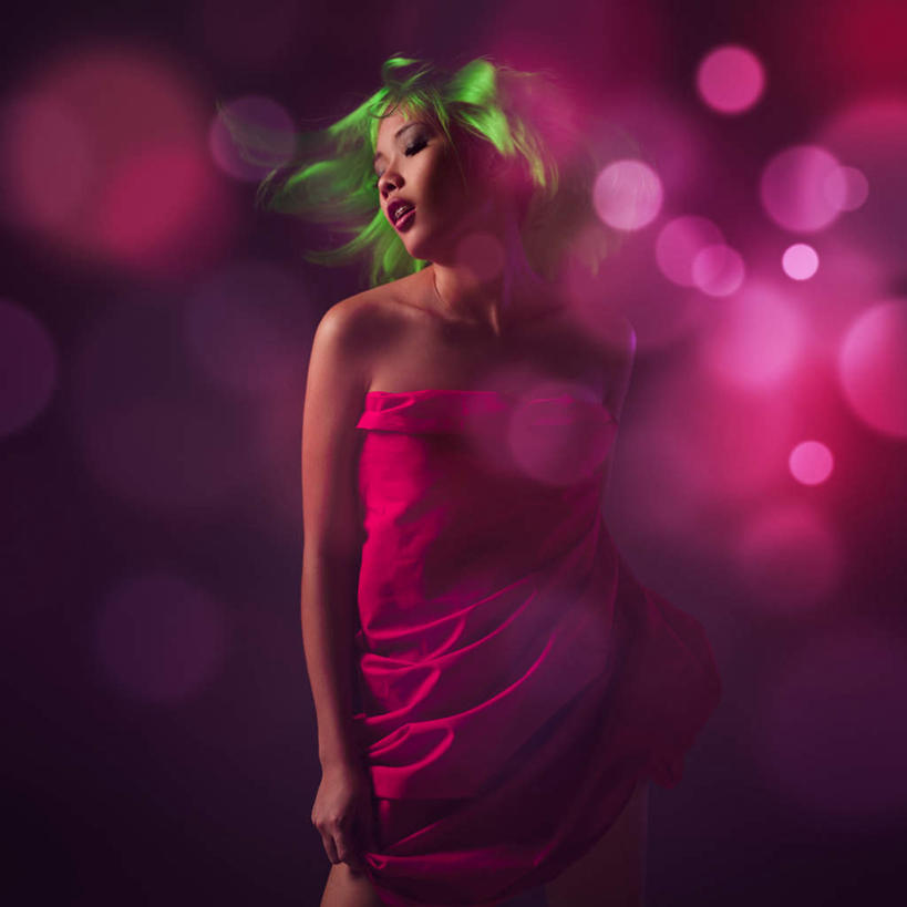 西方人,头发,一个人,站,方图,室内,白天,正面,裙子,陶醉,跳舞,欧洲,欧洲人,仅一个年轻女性,仅一个女性,仅一个人,一条,阴影,连衣裙,沉浸,光线,影子,灯光,红色,绿色,紫色,站着,闪耀,诱惑,勾引,闪烁,飞扬,舞姿,闪动,闪灼,引诱,尤物,年轻女性,女人,女性,白种人,站立,半身,彩图,舞蹈,佳丽,丽人,美人,沉醉