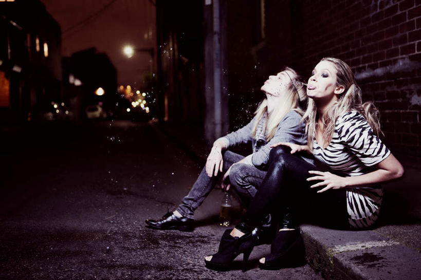 西方人,两个人,夫妻,坐,横图,室外,夜晚,侧面,爱情,道路,路,公路,欧洲,欧洲人,小巷,交通,浪漫,注视,蓝色,蓝天,天空,天,观察,看,恩爱,恋人,晴朗,观看,察看,关注,万里无云,冷巷,男人,男性,年轻男性,年轻女性,女人,女性,白种人,夫妇,情侣,晴空,晴空万里,马路,抬头,仰头,坐着,彩图,全身,伴侣