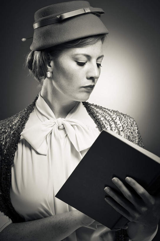 西方人,脸,头,眼睛,脸颊,眉毛,睫毛,一个人,站,竖图,室内,白天,正面,看书,阅读,帽子,书籍,欧洲,欧洲人,瞳孔,仅一个年轻女性,仅一个女性,仅一个人,学习,黑色背景,注视,礼帽,书本,观察,看,站着,读书,浏览,眼部,摄影,影棚,观看,察看,关注,一顶,年轻女性,女人,女性,白种人,头部,睫,脸部,脸蛋,眉,面部,眼,眼睫毛,眼眉,书,图书,站立,半身,彩图,影棚拍摄,拍摄,眼眉毛