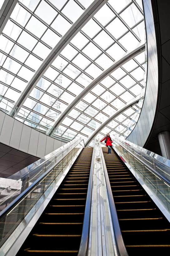 西方人,一个人,站,竖图,室内,白天,仰视,窗户,天花板,电梯,玻璃,欧洲,欧洲人,仅一个年轻女性,仅一个女性,仅一个人,光线,电动扶梯,天窗,自动扶梯,运输工具,照射,玻璃窗,玻璃制品,阳光,站着,照耀,映照,年轻女性,女人,女性,白种人,站立,彩图,低角度拍摄,全身,扶手电梯,升降设备,运输带,自动行人电梯,电扶梯