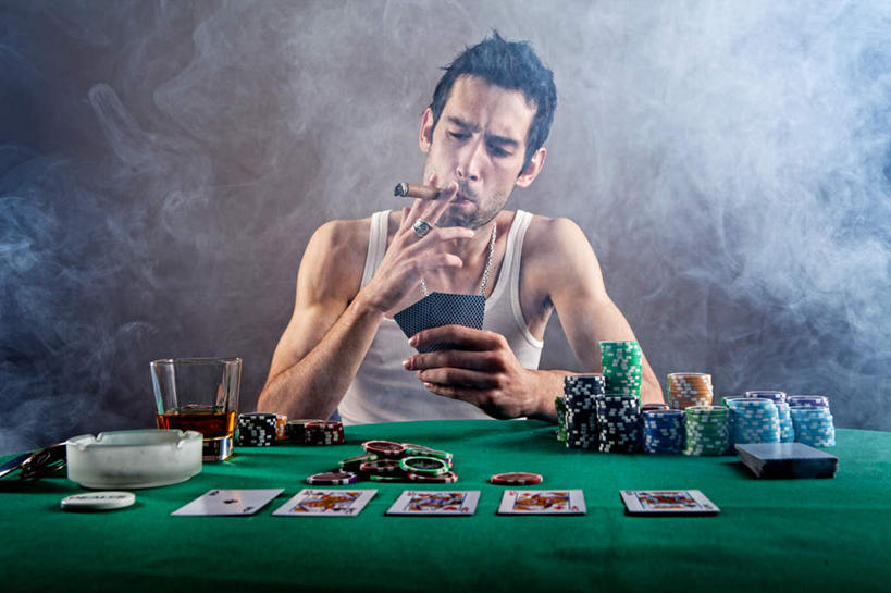 西方人,一个人,坐,吸烟,横图,室内,白天,正面,游戏,赌博,贪欲,竞争,香烟,纸牌,扑克,欧洲,欧洲人,仅一个男性,仅一个人,握,围绕,烟雾,拿,玩,拿着,注视,娱乐,刺激,仅一个年轻男性,观察,看,休闲,烟,握着,赌场,缭绕,观看,活动,察看,赌徒,发泄,关注,消遣,智力,博彩,旋绕,投机,侥幸,欲望,宣泄,萦绕,回绕,男人,男性,年轻男性,白种人,卷烟,烟草,纸烟,抽烟,玩耍,嬉戏,坐着,半身,彩图,胜负,输赢,娱乐场