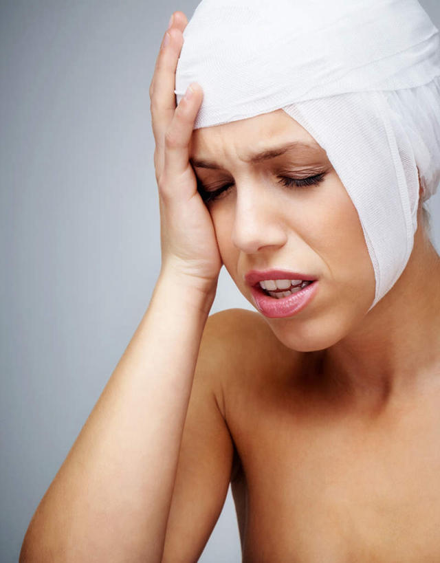 西方人,脸,头,脸颊,手,一个人,闭眼,摸,竖图,室内,特写,白天,正面,欧洲,欧洲人,仅一个年轻女性,仅一个女性,仅一个人,抚摸,裸露,疼痛,手部,摄影,影棚,赤裸,悲伤,包扎,痛苦,裸,疾苦,苦楚,年轻女性,女人,女性,白种人,头部,脸部,脸蛋,面部,绷带,闭眼睛,闭着眼,闭着眼睛,触摸,接触,半身,彩图,影棚拍摄,拍摄