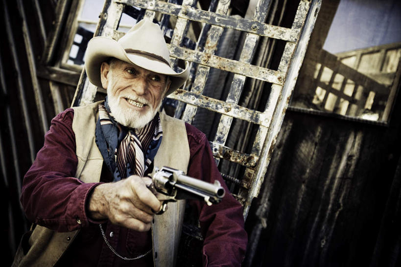 西方人,胡须,一个人,站,横图,室外,白天,正面,帽子,欧洲,欧洲人,仅一个男性,仅一个人,注视,容器,箱子,观察,看,站着,仅一个老年男性,牛仔帽,手枪,观看,储藏,察看,储存,关注,对准,瞄准,老年男性,男人,男性,白种人,胡子,络腮胡,站立,半身,彩图,贮存