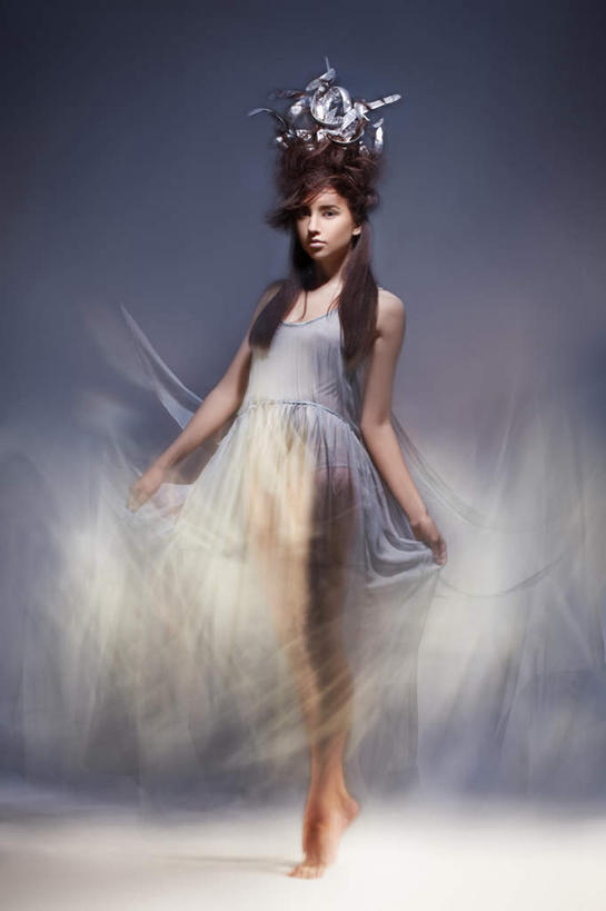 西方人,一个人,站,竖图,室内,白天,正面,旅游,度假,美景,皇冠,欧洲,欧洲人,仅一个年轻女性,仅一个女性,仅一个人,景观,注视,娱乐,自然,观察,看,站着,享受,休闲,景色,放松,摄影,影棚,观看,权威,察看,高贵,关注,自然风光,尊贵,高尚,权力,统治,崇高,年轻女性,女人,女性,白种人,王冠,站立,彩图,全身,影棚拍摄,拍摄