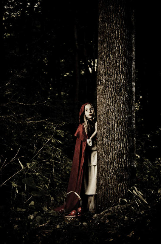 西方人,一个人,站,摸,竖图,室外,白天,正面,旅游,度假,美景,植物,欧洲,欧洲人,仅一个年轻女性,仅一个女性,仅一个人,一棵,抚摸,景观,注视,娱乐,树,树木,红色,绿色,自然,观察,看,站着,享受,休闲,景色,放松,幼稚,生长,成长,观看,暴躁,害怕,原始,察看,暴力,胆怯,关注,自然风光,小红帽,斗篷,张扬,畏惧,赤色,卑俗,血腥,激动,童话,危险,年轻女性,女人,女性,白种人,触摸,接触,站立,彩图,全身