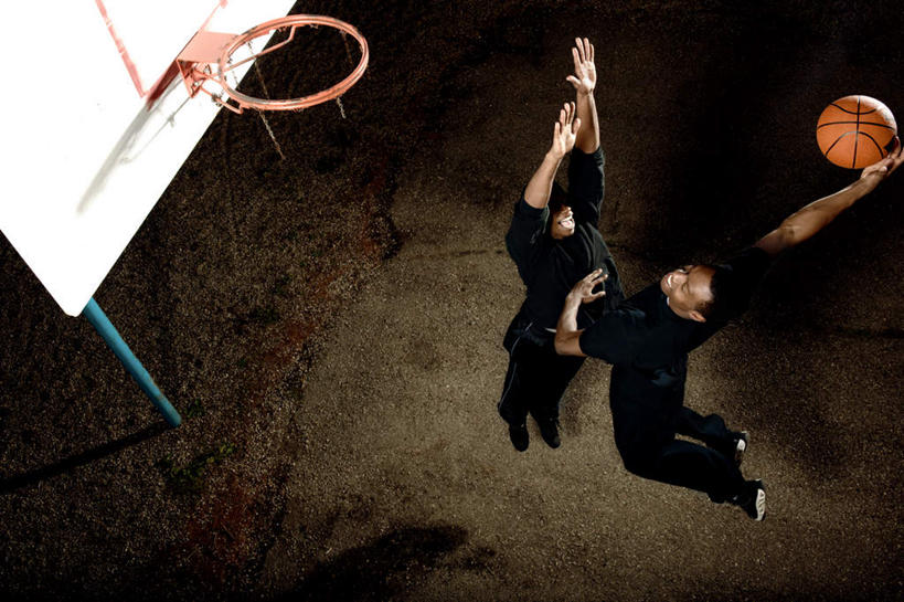 西方人,两个人,运动员,跳,横图,俯视,室外,白天,锻炼,运动,篮球,欧洲,欧洲人,阴影,光线,篮球框,影子,灯光,篮球装备,半空,运动器械,健身器械,篮球网,扣篮,健身器材,篮球运动,篮球板,体育,男人,男性,年轻男性,白种人,体育运动员,运动选手,跳跃,彩图,高角度拍摄,全身,健身,运动器材