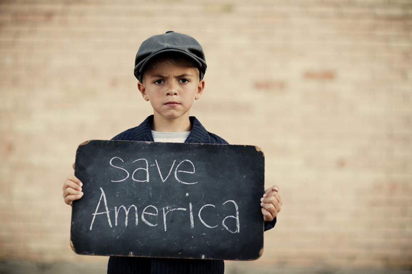 西方人,儿童,一个人,横图,室外,白天,正面,纯洁,帽子,欧洲,欧洲人,仅一个男性,仅一个人,服装,朦胧,模糊,英文,标志,文字,字符,字母,墙,休闲装,标识,墙壁,墙面,小孩,衣服,黑板,仅一个小孩,休闲,休闲服,可爱,童年,童趣,服饰,英文字母,救命,贝雷帽,童真,烂漫,无邪,挽救,拯救,救济,天真,男孩,男人,男性,白种人,孩子,半身,彩图,男生