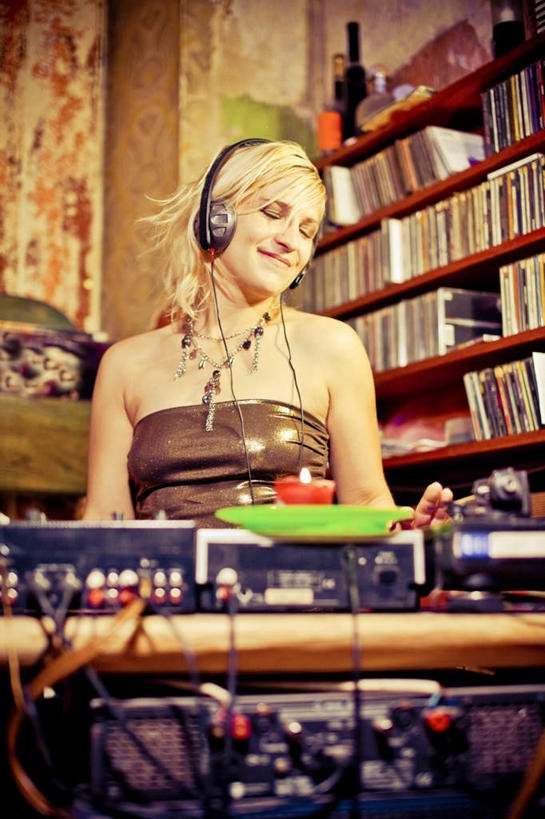 西方人,一个人,坐,闭眼,笑,微笑,竖图,室内,夜晚,仰视,快乐,满意,幸福,机器,书架,桌子,餐具,蜡烛,书籍,项链,欧洲,欧洲人,仅一个年轻女性,仅一个女性,仅一个人,一排,一条,许多,整齐,装饰,碟子,火焰,盘,烛光,墙,音响,燃烧,音乐,置物架,娱乐,书桌,架子,墙壁,墙面,装饰品,排列,一个,红色,盘子,耳机,课桌,饰品,首饰,碟,点燃,享受,休闲,机械,放松,单个,华丽,修饰,点缀,舒适,享乐,队列,调音台,陈列架,衬托,美观,雅致,雅观,搁架,年轻女性,女人,女性,白种人,书,图书,闭眼睛,闭着眼,闭着眼睛,坐着,半身,彩图,低角度拍摄