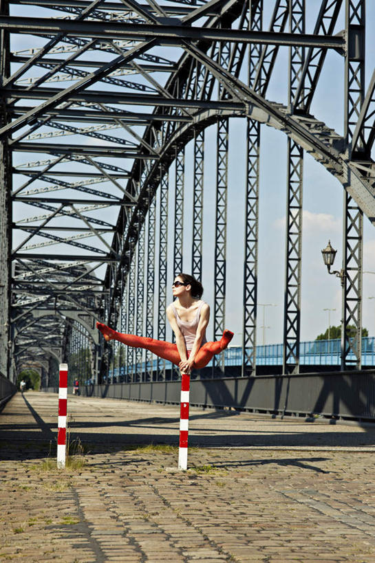 西方人,一个人,竖图,室外,白天,正面,大桥,立交桥,桥梁,欧洲,欧洲人,仅一个年轻女性,仅一个女性,仅一个人,一座,撑,阴影,光线,影子,云,云朵,高架,斜拉桥,桥,云彩,路障,注视,蓝色,白云,蓝天,天空,阳光,天,观察,看,劈叉,晴朗,观看,察看,撑着,关注,阻碍,障碍,停滞,年轻女性,女人,女性,白种人,晴空,彩图,全身