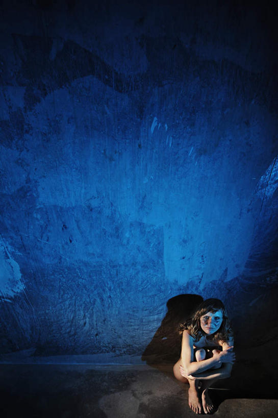 西方人,一个人,坐,竖图,俯视,室内,白天,欧洲,欧洲人,仅一个年轻女性,仅一个女性,仅一个人,墙,注视,裸露,墙壁,墙面,观察,看,疼痛,赤裸,抱膝,观看,失望,悲伤,察看,绝望,关注,痛苦,裸,疾苦,苦楚,性虐待,伤痕,创痕,性暴力,年轻女性,女人,女性,白种人,抬头,仰头,坐着,彩图,高角度拍摄,全身