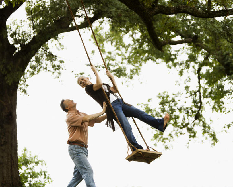 西方人,两个人,夫妻,横图,室外,白天,仰视,爱情,游戏,植物,欧洲,欧洲人,一棵,浪漫,玩,娱乐,树,树木,蓝色,绿色,蓝天,天空,自然,秋千,天,休闲,恩爱,恋人,生长,晴朗,成长,活动,发泄,消遣,智力,万里无云,宣泄,秋千架,老年男性,老年女性,男人,男性,女人,女性,白种人,夫妇,情侣,晴空,晴空万里,玩耍,嬉戏,半身,彩图,低角度拍摄,伴侣