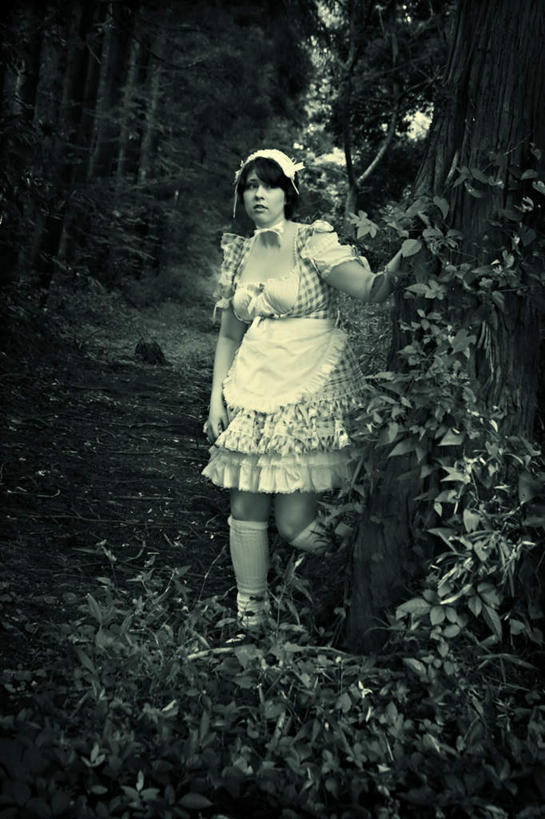 西方人,一个人,站,竖图,室外,白天,正面,工作服,制服,旅游,度假,草地,草坪,美景,树林,植物,叶子,欧洲,欧洲人,仅一个年轻女性,仅一个女性,仅一个人,景观,绿叶,娱乐,草,树,树木,绿色,自然,站着,享受,休闲,嫩叶,景色,放松,生长,成长,女仆,自然风光,婢女,女婢,女侍,工作制服,年轻女性,女人,女性,白种人,叶,叶片,站立,彩图,全身,工作套服