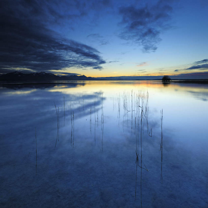 无人,方图,室外,夜晚,正面,旅游,度假,日出,湖,湖泊,美景,水,太阳,德国,欧洲,阴影,平静,反射,影子,湖面,景观,水流,水面,云,云朵,朝霞,晨曦,黎明,云彩,娱乐,蓝色,白云,倒影,蓝天,天空,阳光,自然,湖水,天,享受,休闲,景色,放松,晴朗,宁静,倒映,西欧,自然风光,德意志联邦共和国,巴伐利亚,巴伐利亚州,拜恩州,拜恩自由州,拜恩湖,德国基姆湖,基姆湖,反照,朝阳,晴空,彩图,破晓