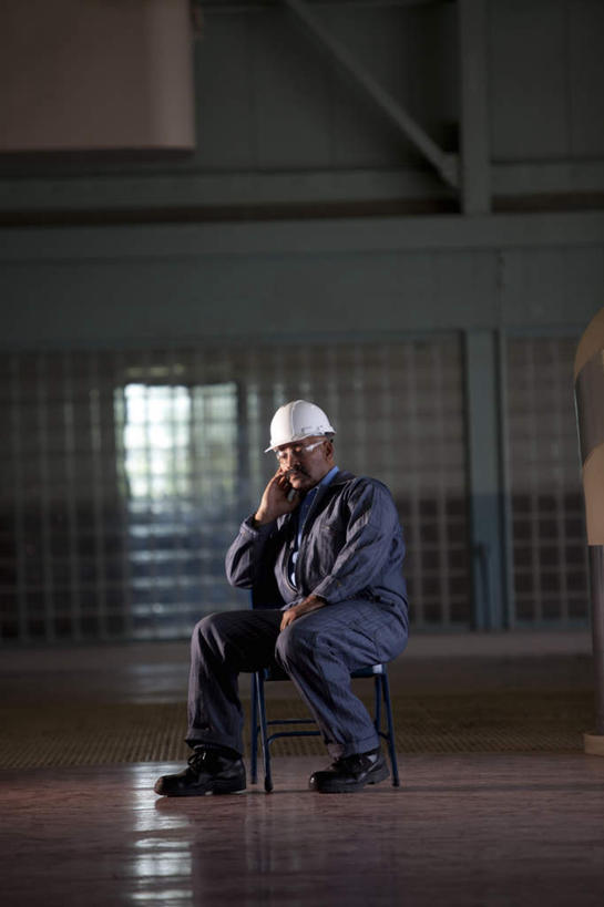 西方人,脸,头,脸颊,一个人,坐,举,竖图,室内,特写,白天,正面,工作服,欧洲,欧洲人,仅一个男性,仅一个人,仅一个中年男性,头盔,眼镜,托,悲伤,伤心,近视眼镜,哀痛,悲戚,悲痛,失业,男人,男性,中年男性,白种人,头部,脸部,脸蛋,面部,举起,举手,举着,向上举,向上伸,向上托,坐着,彩图,全身