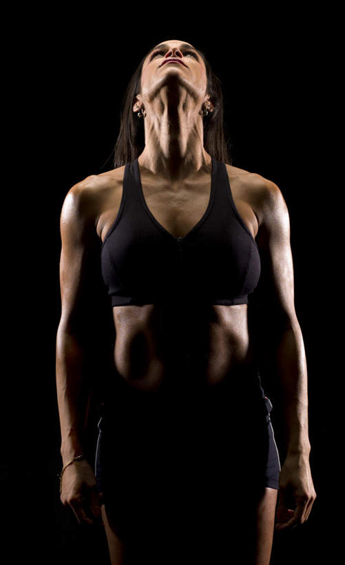 西方人,健壮,一个人,站,竖图,室内,白天,正面,欧洲,欧洲人,仅一个年轻女性,仅一个女性,仅一个人,阴影,黑色背景,光线,影子,灯光,站着,摄影,影棚,强健,结实,硬朗,年轻女性,女人,女性,白种人,抬头,仰头,站立,半身,彩图,影棚拍摄,拍摄