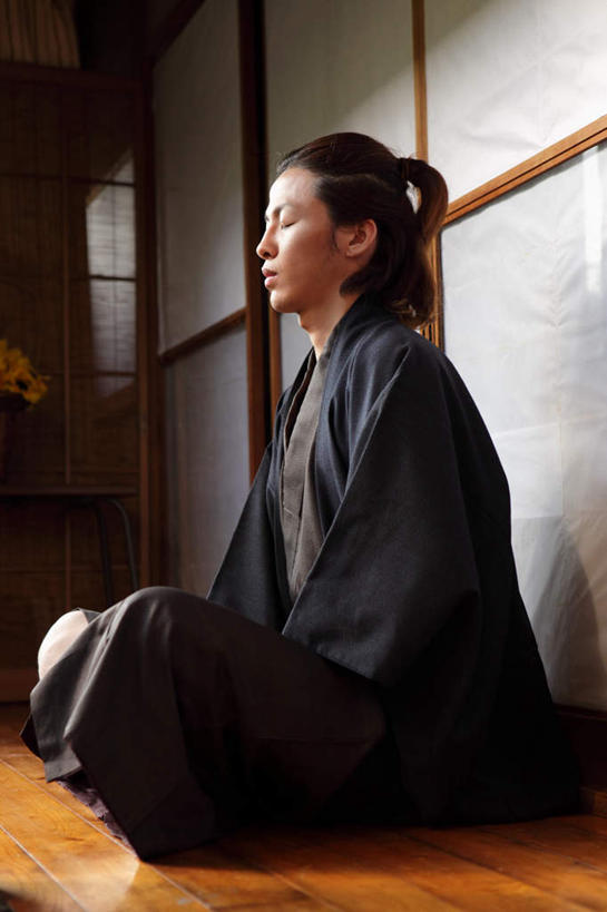 东方人,一个人,坐,闭眼,盘腿,竖图,室内,白天,正面,地板,亚洲,仅一个男性,仅一个人,阴影,光线,影子,灯光,地面,黄种人,木地板,仅一个年轻男性,男人,男性,年轻男性,亚洲人,闭眼睛,闭着眼,闭着眼睛,盘腿而坐,盘膝,盘着腿的,盘着腿坐,双腿交叉,坐着,半身,彩图