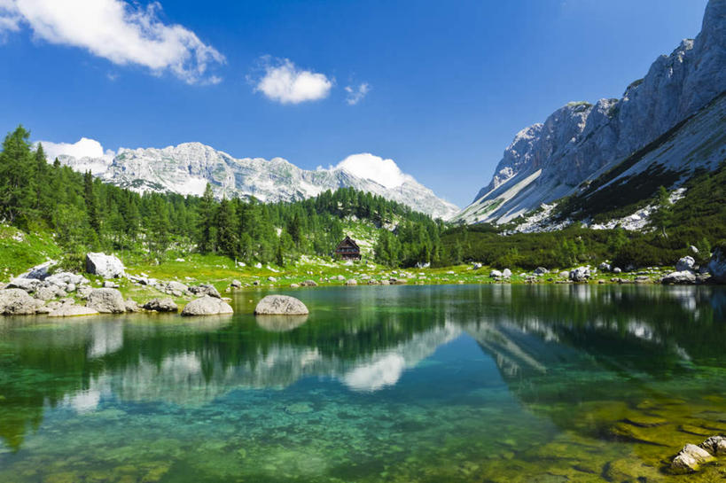 公园,横图,室外,白天,正面,旅游,度假,湖,湖泊,石头,美景,山,山脉,树林,水,雪,植物,大雪,欧洲,斯洛文尼亚,许多,覆盖,阴影,平静,光线,石子,影子,湖面,积雪,景观,山峰,水流,水面,雪景,云,云朵,冬季,冬天,山峦,云彩,娱乐,树,树木,蓝色,绿色,白云,蓝天,天空,阳光,自然,湖水,群山,天,享受,休闲,景色,安静,放松,寒冷,生长,晴朗,成长,宁静,国家公园,静谧,自然风光,遮盖,中欧,镇静,严寒,冷静,沉静,笼罩,斯洛文尼亚共和国,安祥,僻静,清静,太平,笼盖,特里格拉夫国家公园,石块,岩石,晴空,半身,彩图