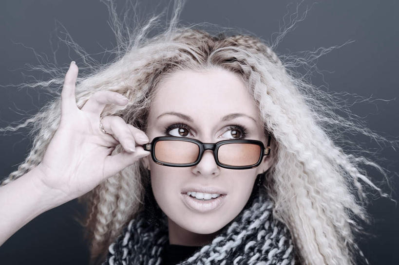 西方人,小指,一个人,笑,微笑,露齿笑,横图,室内,特写,白天,正面,欧洲,欧洲人,仅一个年轻女性,仅一个女性,仅一个人,一副,一条,握,盘绕,灰色背景,装饰,环绕,围绕,眼镜,环抱,注视,白色,黑色,围巾,看,温暖,金色,握着,摄影,影棚,缭绕,围脖,兰花指,飘逸,翘,保暖,华丽,点缀,御寒,关注,近视眼镜,衬托,美观,雅致,雅观,超脱,超逸,俊逸,萧洒,潇洒,年轻女性,女人,女性,白种人,长发,卷发,抬头,仰头,半身,彩图,影棚拍摄,拍摄