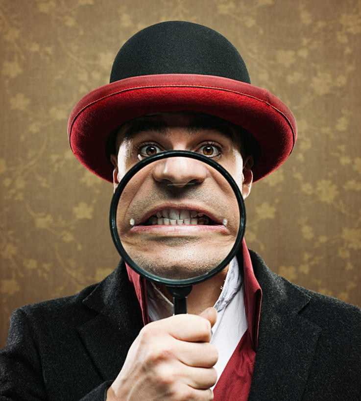 西方人,脸,头,脸颊,手,一个人,竖图,室内,特写,白天,正面,衬衫,西装,仪器,帽子,欧洲,欧洲人,仅一个男性,仅一个人,握,套装,正装,检查,反射,分析,科学,放大镜,领带,职业装,礼帽,肩膀,仅一个年轻男性,一个,红色,黑色,观察,手部,清晰,探索,握着,放大,单个,观看,单手,吃惊,仔细,受惊,透镜,凸透镜,聚焦,关注,光学,清楚,一顶,男人,男性,年轻男性,白种人,头部,脸部,脸蛋,面部,半身,彩图,衬衣