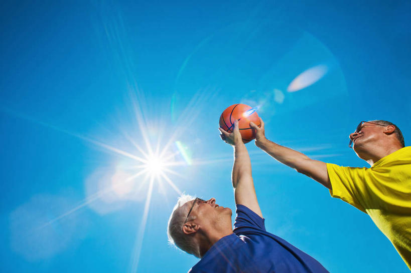 西方人,两个人,家庭,父亲,儿子,举,横图,室外,白天,仰视,篮球,太阳,欧洲,欧洲人,一副,争夺,阴影,服装,梦幻,发光,光束,光线,眼镜,影子,篮球装备,光亮,注视,休闲装,运动器械,一个,衣服,黄色,蓝色,蓝天,天空,阳光,天,看,托,休闲,温暖,温馨,父子,一家人,休闲服,健身器械,父爱,服饰,晴朗,单个,和睦,未来,关注,发亮,健身器材,近视眼镜,篮球运动,憧憬,万里无云,争取,老年男性,男人,男性,年轻男性,白种人,晴空,晴空万里,举起,举手,举着,抬头,向上举,向上伸,向上托,仰头,半身,彩图,低角度拍摄,融洽,运动器材