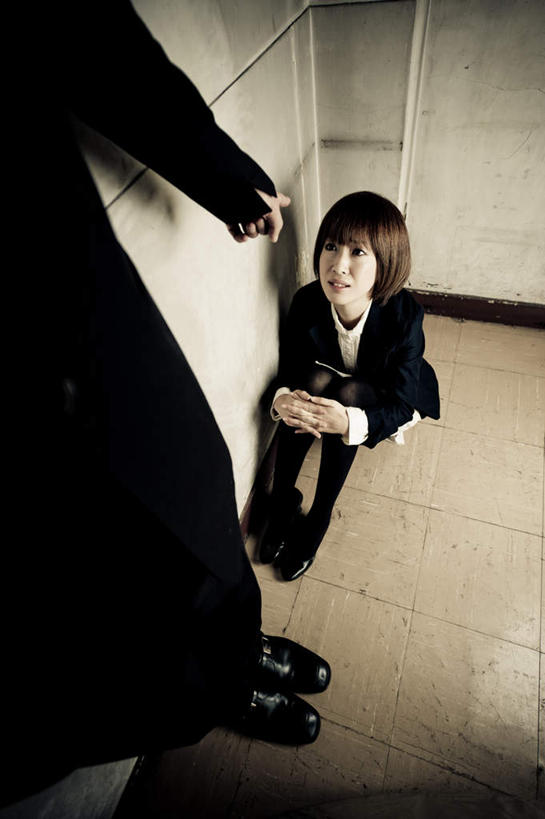 东方人,膝盖,两个人,坐,抱,哭,竖图,俯视,室内,白天,地板,亚洲,指,地面,注视,黄种人,方向,木地板,看,手势,抱着,搂着,指向,食指,关注,虐待,折磨,羞愧,暴虐,残忍,男人,男性,年轻男性,年轻女性,女人,女性,亚洲人,怀抱,搂,搂抱,抬头,相抱,仰头,拥抱,坐着,半身,彩图,高角度拍摄,哭泣,哭啼